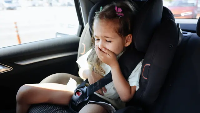 طفلة تعني من دوار الحركة