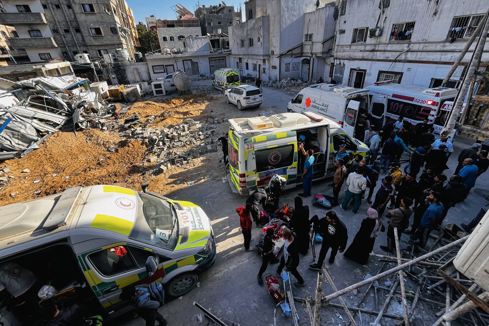 مسعفون يخلون جرحى ومرضى سرطان من مستشفى كمال عدوان في بيت لاهيا شمال قطاع غزة - 28 أكتوبر/تشرين الأول 2024