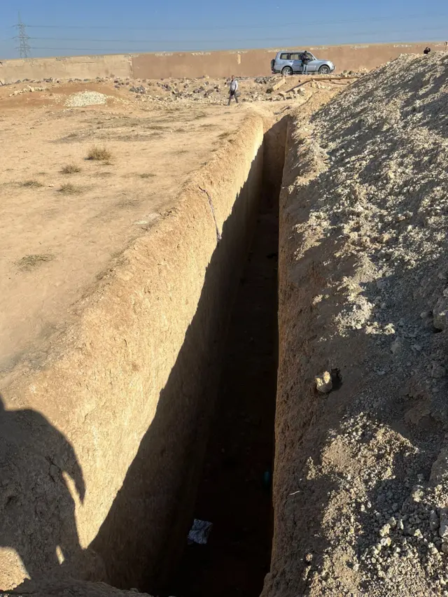 صورة تظهر خندقاً محفوراً داخل أرض صحراوية شمال العاصمة السورية دمشق.