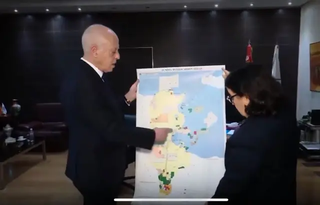 قيس سعيد وهو يحمل خريطة تونس وسواحلها مشيرا إلى حقل البوري النفطي. 