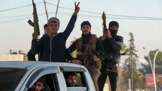 مسلحون تابعون لهيئة تحرير الشام في مدينة حلب 