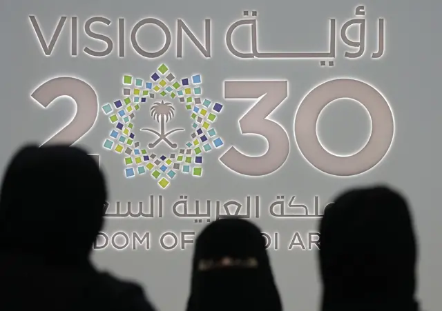 نساء سعوديات يقفن بجانب جناح المملكة العربية السعودية (رؤية 2030) في معرض جيتكس 2018 بمركز دبي التجاري العالمي في دبي، بتاريخ 16 أكتوبر/ تشرين الاول 2018.