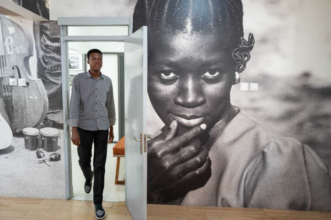 Images line the walls of the Dikan Center, an institution dedicated to African photos — and photographers.
