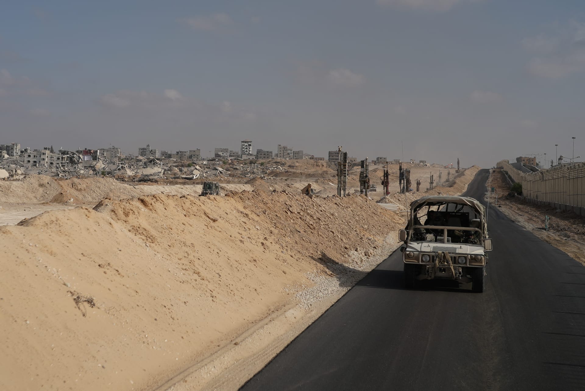 جنود إسرائيليون يقومون بدورية على طول ممر فيلادلفيا في رفح بقطاع غزة في 13 سبتمبر/ أيلول 2024