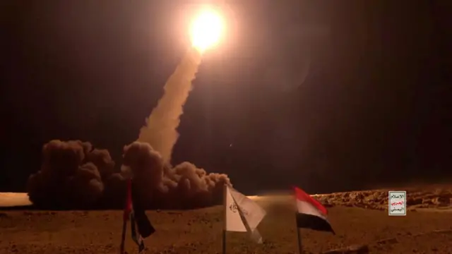 تظهر لقطات نشرتها وسائل الإعلام العسكرية الحوثية إطلاق صاروخ، يقول الحوثيون إنهم أطلقوه على إسرائيل، في مكان غير معروف في لقطة الشاشة هذه التي تم الحصول عليها من مقطع فيديو تم توزيعه في 19 ديسمبر 2024. 
