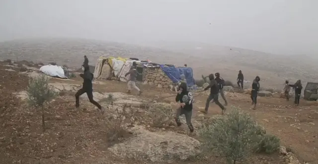 مستوطنون المراهقون يهاجمون منازل الفلسطينيين في جنوب الضفة الغربية