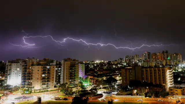 سماء إسرائيل عقب اعتراض صاروخ يمني