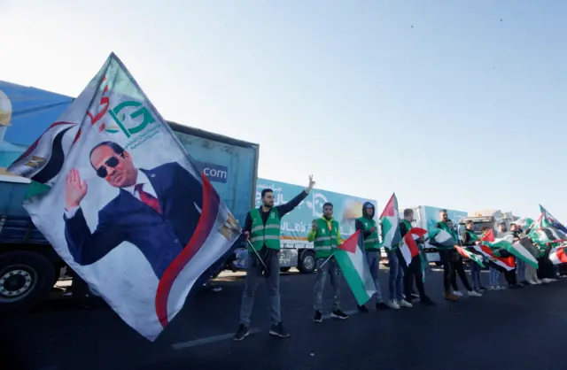 شاحنات المساعدات بدأت في العبور إلى داخل القطاع بعد إعلان اتفاق وقف إطلاق النار 