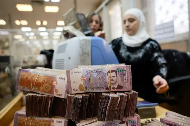 تكديس أوراق من العملة السورية في البنك المركزي، بعد سقوط حكم الأسد سوريا، 16 ديسمبر/كانون الأول 2024.