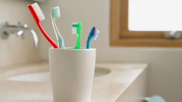 مجموعة من فُرش الأسنان داخل حمام 