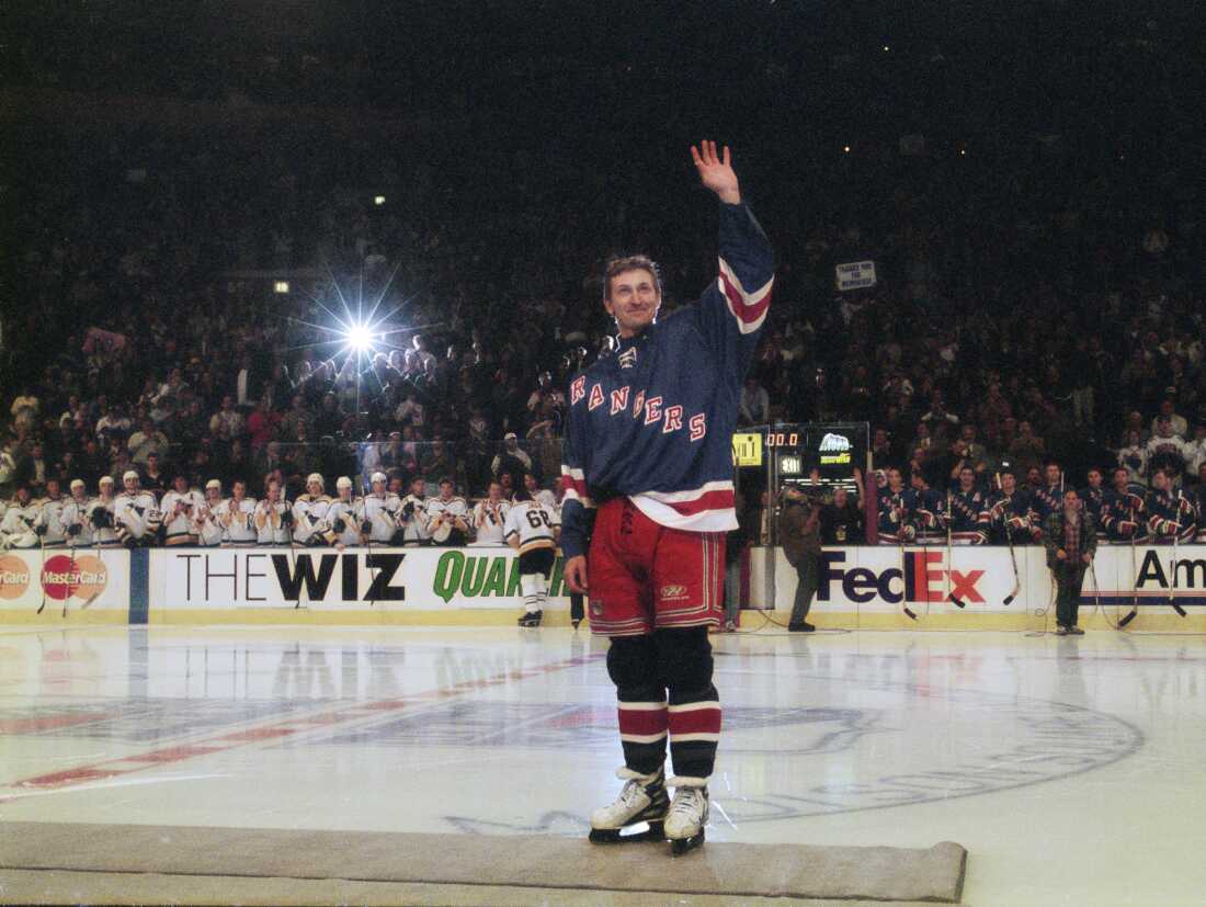 The crowd of spectators, players and team mates applaud as Wayne Gretzky of the New York Rangers waves in salute on his retirement after the National Hockey League (NHL) game against the Pittsburgh Penguins on 18 April 1999 at Madison Square Garden in New York City, New York, United States. (Photo by Ezra Shaw/Getty Images)