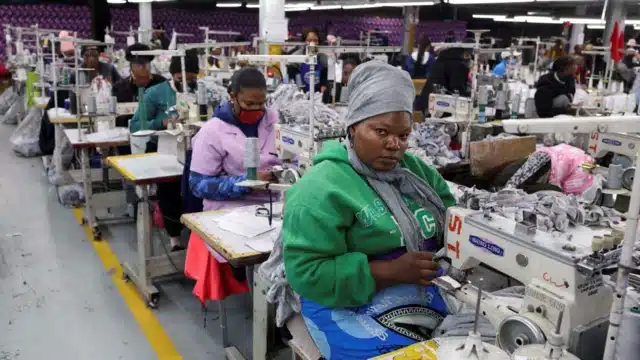 عاملات مصانع ملابس في ليسوتو