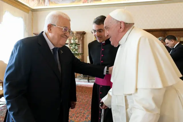  الرئيس الفلسطيني محمود عباس يرحب بالبابا فرنسيس أثناء لقاء في القصر الرسولي في 12 ديسمبر 2024 في مدينة الفاتيكان.