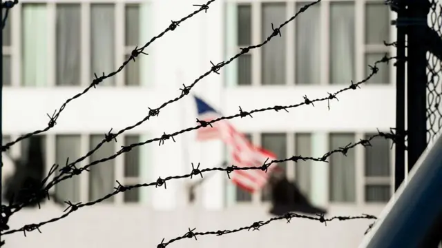 تم احتجاز بعض المسافرين الدوليين بشكل غير مبرر من قبل المسؤولين الأميركيين. 