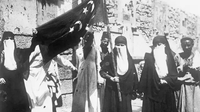 مجموعة من النساء يطالبن بحق التصويت في أي حكومة مصرية جديدة، القاهرة، 1922