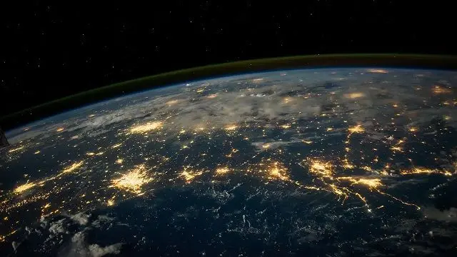 التلوث الضوئي الناتج عن مدننا يمكن رؤيته من محطة الفضاء الدولية، ولكن من المرجح أنه ليس واسع الانتشار بما يكفي لجذب انتباه علماء الفلك من الكائنات الفضائية البعيدة 