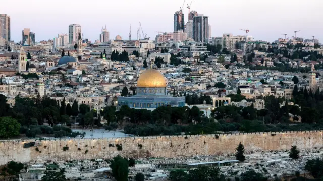 منظر عام لمشهد يظهر مدينة القدس وقبة الصخرة في الحرم القدسي 