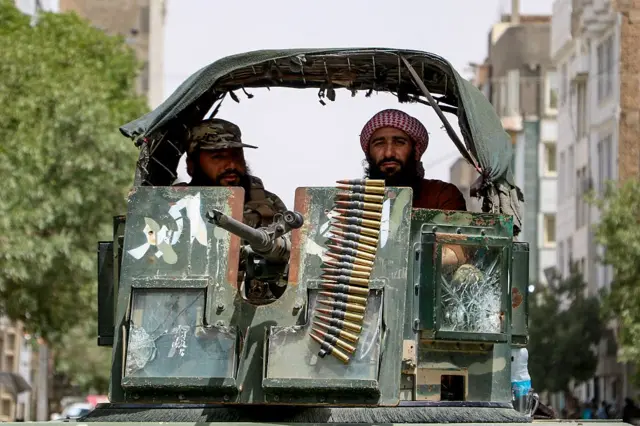  أفراد أمن مسلحون من حركة طالبان يجلسون على متن مركبة مدرعة من طراز هامفي، 6 يوليو/تموز 