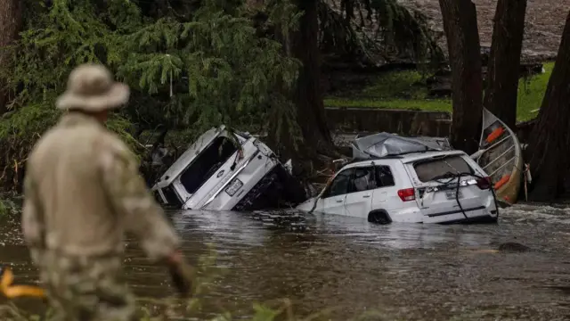 سيارات جرفتها مياه الفيضانات.