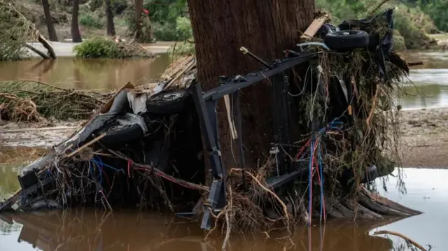 بعض الدمار الناجم عن الفيضانات.