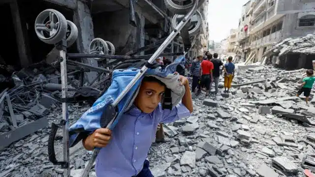 طفل من غزة فوق أنقاض منازل مدمرة