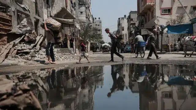 فر سكان المنطقة الفلسطينيون حاملين أمتعتهم التي استطاعوا حملها إلى مناطق اعتقدوا أنها آمنة، وذلك في أعقاب الهجمات التي شنها الجيش الإسرائيلي على شمال غزة، في 22 أغسطس/آب 2025. 