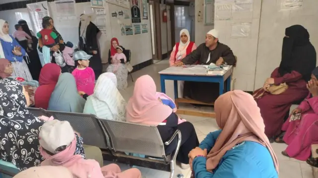 الشيخ محمد دحروج في إحدى حملات التوعية للنساء بأحد المراكز الصحية