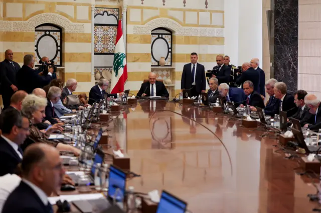 صورة تُظهر اجتماعاً لمجلس الوزراء اللبناني، ويتوسط طاولة النقاش الرئيس اللبناني جوزاف عون.