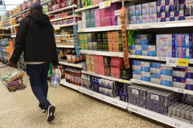 مشروبات طاقة في أحد المتاجر في لندن