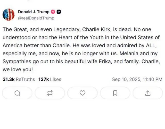 في أعلى الصورة بيضاء اللون صورة صغيرة جانبية لدونالد ترامب حيث غطي وجهه بخطوط من العلم الأمريكي وكتب اسمه بجانب الصورة، وتوثيق لصفحته باللون الوردي بجانب اسمه المكتوب باللغة الإنجليزية عبر منصته (تروث سوشال). كتب ترامب باللغة الإنجليزية، وبخط لونه أسود: "رحل تشارلي كيرك العظيم، بل الأسطوري. لم يكن أحدٌ يفهم أو يمتلك قلب الشباب في الولايات المتحدة الأمريكية أفضل منه. كان محبوباً ولقي إعجاباً من الجميع، وخاصةً أنا، والآن رحل عنا. تعازيّ أنا وميلانيا إلى زوجته الرائعة إيريكا وعائلته. تشارلي، نحن نحبك!".