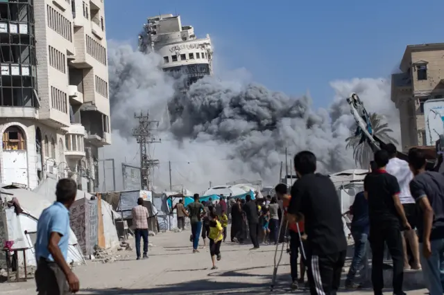 تعرض برج سكني لغارة جوية إسرائيلية غرب مدينة غزة في 8 سبتمبر/أيلول 2025