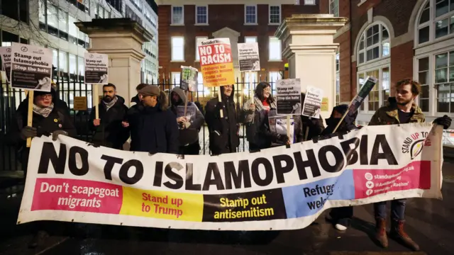 تظاهر مناهضون للإسلاموفوبيا أمام مقر حزب المحافظين في لندن، بريطانيا، في 29 فبراير 2024
