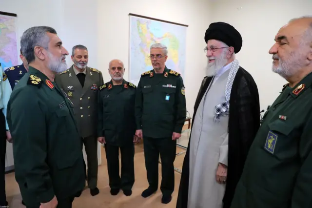 صورة سابقة للمرشد الأعلى الإيراني آية الله خامنئي وهو يمنح قائد القوة الجوفضائية التابعة للحرس الثوري أمير علي حاجي زاده (يسار) وساماً في 6 أكتوبر/ تشرين الأول 2024.