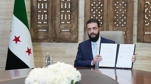 الرئيس السوري الانتقالي أحمد الشرع.