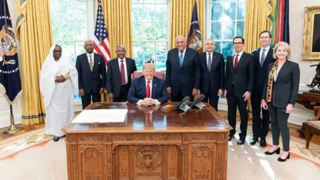 الرئيس الأمريكي دونالد ترامب يلتقي وزراء خارجية كل من مصر والسودان وإثيوبيا خلال أحد الاجتماعات التي استضافتها واشنطن عام 2019 لبحث أزمة سد النهضة