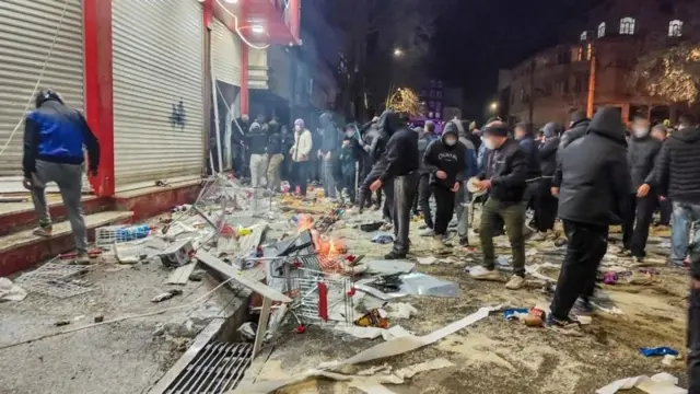 محتجون إيرانيون في شوارع عدة محافظات إيرانية، من بينها كرمانشاه، كما في الصورة يوم الخميس