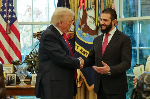الرئيس الأمريكي دونالد ترامب يصافح أحمد الشرع في البيت الأبيض بواشنطن، يوم الاثنين 10 نوفمبر/تشرين الثاني 2025.