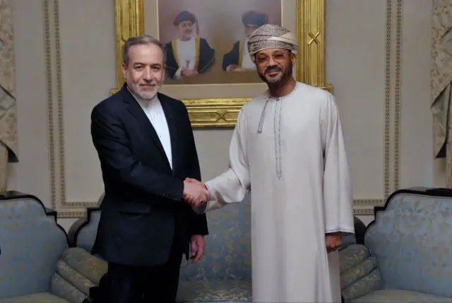 وزير الخارجية العُماني بدر البوسعيدي (يمين) مع نظيره الإيراني عباس عراقجي في مسقط