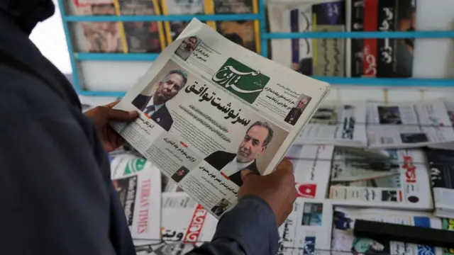  تصدّرت أخبار المفاوضات عناوين الصحف الإيرانية في طهران، عاصمة إيران، في 12 مايو/أيار 2025. وقد عُقدت الجولة الرابعة من المحادثات بين إيران والولايات المتحدة أمس في مسقط، عاصمة سلطنة عُمان. )